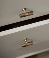LuxGrip T-Möbelgriff aus Messing – Gerändelter Retro Griff | Antik Bronze Optik | Industrie Design Highlight