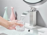 Aurevia Lavaboarmatur – Goldene Lavaboarmatur mit Wasserfallauslauf | Gebürstete Edelstahlarmatur | Einhebelmischer für Warm- und Kaltwasser
