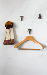 GeoLigno Dreieck Wandhaken – Massivholz & Messing Garderobenhaken | Modernes Design | Dekorative Aufbewahrung