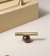 NATUROX Möbelgriff mit Holzakzent 128 mm – Bronze Metallgriff mit Walnussholz | Moderner Schrankgriff | Warme Designoptik
