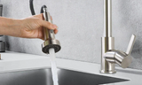 FlowJet Premium Küchenbrause-Aufsatz mit 2 Strahlarten – Wassersparender Sprühkopf für Küchenarmaturen | Multifunktionaler Wasserhahn-Aufsatz für Spülen, Reinigen & Lebensmittelwäsche