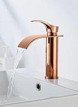 ROSEVANTA Wasserfall Waschbeckenarmatur Roségold – Einhebelmischer aus Messing | Breiter Auslauf | Luxuriöses Bad-Design