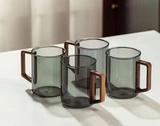 BlattGenuss Teebecher – 500 ml Hitzebeständiges Teeglas mit Filter | Teetasse mit Deckel & Holzgriff | Aufgussbecher für Tee, Kräuter & Kaffee
