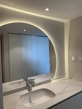 Aurovia Halbkreis LED Badezimmer-Spiegel groß mit Touch-Steuerung – beleuchteter Wandspiegel | rahmenloses Design | moderne Smart-Beleuchtung für Bad und Hotel