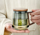 BlattGenuss Teebecher – 500 ml Hitzebeständiges Teeglas mit Filter | Teetasse mit Deckel & Holzgriff | Aufgussbecher für Tee, Kräuter & Kaffee