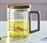 BlattGenuss Teebecher – 500 ml Hitzebeständiges Teeglas mit Filter | Teetasse mit Deckel & Holzgriff | Aufgussbecher für Tee, Kräuter & Kaffee