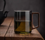 BlattGenuss Teebecher – 500 ml Hitzebeständiges Teeglas mit Filter | Teetasse mit Deckel & Holzgriff | Aufgussbecher für Tee, Kräuter & Kaffee