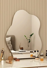 LumoArte LED-Wandspiegel – Skandinavischer Minimalismus mit unregelmäßiger Form