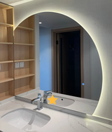 Aurovia Halbkreis LED Badezimmer-Spiegel groß mit Touch-Steuerung – beleuchteter Wandspiegel | rahmenloses Design | moderne Smart-Beleuchtung für Bad und Hotel
