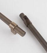 LINEARO Möbelgriff aus Messing 96 mm – Geradliniger Schrankgriff | Gebürstetes Gold & Antikoptik | Zeitloses Design