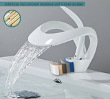 CascadeLume Premium Wasserfall Waschtischarmatur Einhebel Weiß Messing – Moderne Einloch Badarmatur mit Warm- und Kaltwasser | Elegantes Design mit Wasserfallauslauf | Stilvolle Badezimmerlösung