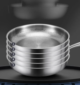 TitanForge Premium Titan-Bratpfanne mit Strukturhämmerung – Hochleistungs-Kochpfanne aus Reintitan | Chemiefreie Antihaftwirkung | Induktionsgeeignete Profi-Pfanne für gesundes Braten