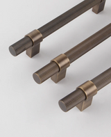LINEARO Möbelgriff aus Messing 96 mm – Geradliniger Schrankgriff | Gebürstetes Gold & Antikoptik | Zeitloses Design