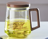 BlattGenuss Teebecher – 500 ml Hitzebeständiges Teeglas mit Filter | Teetasse mit Deckel & Holzgriff | Aufgussbecher für Tee, Kräuter & Kaffee