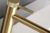 AurumFlow Designarmatur – Einhebel-Waschtischarmatur in gebürsteter Goldoptik