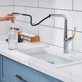 RoyalFlow Premium Küchenarmatur mit ausziehbarer Brause – Luxus Spültischarmatur in Gold, Schwarz oder Chrom | 360° schwenkbare Messingarmatur mit Warm- & Kaltwasserfunktion