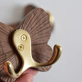 ButterFlyra Wandhaken aus Walnussholz – Doppelhaken im Schmetterlingsdesign | Massivholz | Dekorative Garderobenlösung
