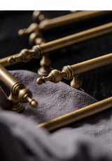 BRONZARO T-Stab Möbelgriff aus Messing – Antik Bronze Schrankgriff 128 mm | Robuste Qualität | Zeitloses Design