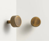 LINEORA T-Bar Möbelgriff Antik Messing – 128 mm | Massives Messing | Linearer Designgriff für Schrank & Schublade