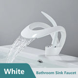 CascadeLume Premium Wasserfall Waschtischarmatur Einhebel Weiß Messing – Moderne Einloch Badarmatur mit Warm- und Kaltwasser | Elegantes Design mit Wasserfallauslauf | Stilvolle Badezimmerlösung
