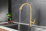 GoldFlow Küchenarmatur mit Ausziehbrause – Edelstahl Spültischmischer in Gebürstetem Gold | Flexibler Wasserhahn | Modernes Küchendesign