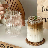 GenussGlas Rillenbecher – 2/4 Glas-Trinkbecher mit Deckel und Trinkhalm | Wiederverwendbar & Spülmaschinenfest | Für Kaffee, Matcha, Wasser & Saft