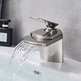 AQUACASCADA Wasserfall Waschbeckenarmatur – Messing Einhebelmischer | Breiter Auslauf | Modernes Spa-Design