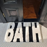 MONOCHIC Badteppich Schwarz Weiß – Rutschfeste Badematte mit Schriftdesign | Saugstark & Weich | Moderner Badvorleger