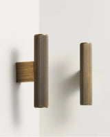 LINEORA T-Bar Möbelgriff Antik Messing – 128 mm | Massives Messing | Linearer Designgriff für Schrank & Schublade