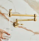ImperialFlow Luxus-Wandarmatur mit ausziehbarem Topffüller – Schwenkbare Küchenarmatur in gebürstetem Gold | Faltbarer Pot-Filler aus massivem Messing | Elegante Herdarmatur für direktes Befüllen