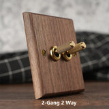 NobleWood Kippschalter aus Walnussholz 1–4 Fach – Messinghebel Lichtschalter | Edles Retro-Design | Integrierte USB-Option