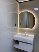 Aurovia Halbkreis LED Badezimmer-Spiegel groß mit Touch-Steuerung – beleuchteter Wandspiegel | rahmenloses Design | moderne Smart-Beleuchtung für Bad und Hotel