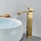 Aurevia Lavaboarmatur – Goldene Lavaboarmatur mit Wasserfallauslauf | Gebürstete Edelstahlarmatur | Einhebelmischer für Warm- und Kaltwasser