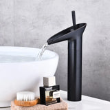 AquaCascade Luxus-Waschtischarmatur – Standmodell mit Wasserfallauslauf