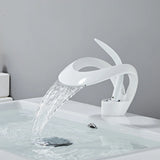 CascadeLume Premium Wasserfall Waschtischarmatur Einhebel Weiß Messing – Moderne Einloch Badarmatur mit Warm- und Kaltwasser | Elegantes Design mit Wasserfallauslauf | Stilvolle Badezimmerlösung