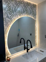 Aurovia Halbkreis LED Badezimmer-Spiegel groß mit Touch-Steuerung – beleuchteter Wandspiegel | rahmenloses Design | moderne Smart-Beleuchtung für Bad und Hotel