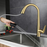 GoldFlow Küchenarmatur mit Ausziehbrause – Edelstahl Spültischmischer in Gebürstetem Gold | Flexibler Wasserhahn | Modernes Küchendesign