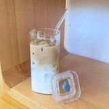 WürfelGlas Genussbecher – Hitzebeständiges Quadratisches Kaffeeglas mit Deckel | Transparenter Trinkbecher mit Trinkhalm | Für Heiß- & Kaltgetränke
