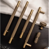 LuxGrip T-Möbelgriff aus Messing – Gerändelter Retro Griff | Antik Bronze Optik | Industrie Design Highlight