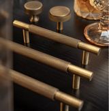 LuxGrip T-Möbelgriff aus Messing – Gerändelter Retro Griff | Antik Bronze Optik | Industrie Design Highlight