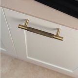 LuxGrip T-Möbelgriff aus Messing – Gerändelter Retro Griff | Antik Bronze Optik | Industrie Design Highlight
