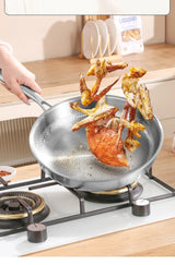 TitanForge Premium Titan-Bratpfanne mit Strukturhämmerung – Hochleistungs-Kochpfanne aus Reintitan | Chemiefreie Antihaftwirkung | Induktionsgeeignete Profi-Pfanne für gesundes Braten
