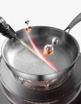 TitanForge Premium Titan-Bratpfanne mit Strukturhämmerung – Hochleistungs-Kochpfanne aus Reintitan | Chemiefreie Antihaftwirkung | Induktionsgeeignete Profi-Pfanne für gesundes Braten