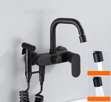 NoirFlow Premium Wandarmatur mit Seitensprühbrause – Schwarzer Messinghahn | 360° Schwenkbar | Warm- & Kaltwasser | Multifunktional
