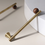NATUROX Möbelgriff mit Holzakzent 128 mm – Bronze Metallgriff mit Walnussholz | Moderner Schrankgriff | Warme Designoptik