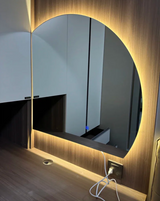 Aurovia Halbkreis LED Badezimmer-Spiegel groß mit Touch-Steuerung – beleuchteter Wandspiegel | rahmenloses Design | moderne Smart-Beleuchtung für Bad und Hotel