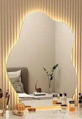 LumoArte LED-Wandspiegel – Skandinavischer Minimalismus mit unregelmäßiger Form