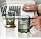 BlattGenuss Teebecher – 500 ml Hitzebeständiges Teeglas mit Filter | Teetasse mit Deckel & Holzgriff | Aufgussbecher für Tee, Kräuter & Kaffee