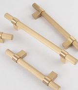 LINEARO Möbelgriff aus Messing 96 mm – Geradliniger Schrankgriff | Gebürstetes Gold & Antikoptik | Zeitloses Design