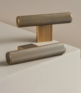 LINEORA T-Bar Möbelgriff Antik Messing – 128 mm | Massives Messing | Linearer Designgriff für Schrank & Schublade